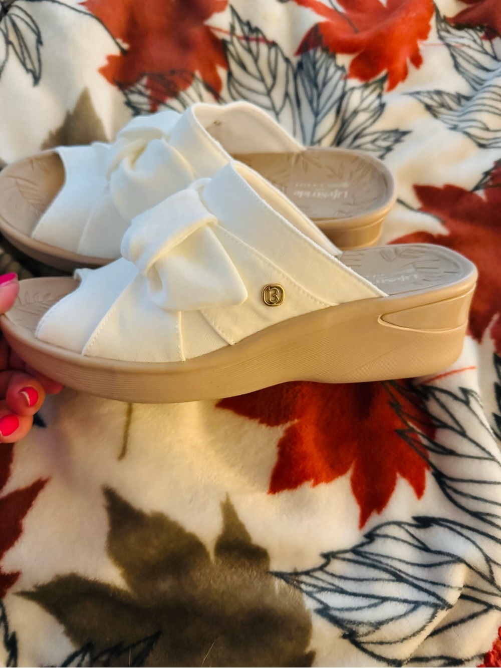 Bzee White Bow Slide Sandals with Beige Platform never worn gorgeous